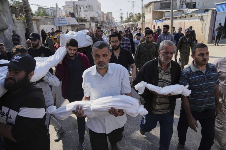 Gaza Aid Stalled as Israeli Strikes Claim 82 Lives Amid Famine Fears