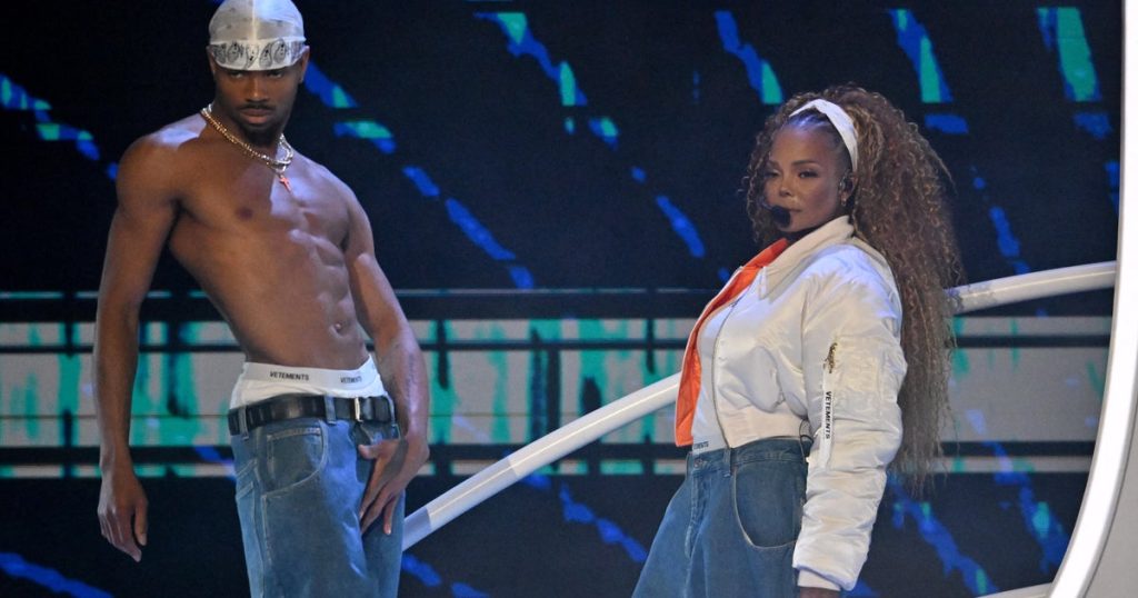 Janet Jackson Honored with Icon Award and Performs at 2025 American Music Awards