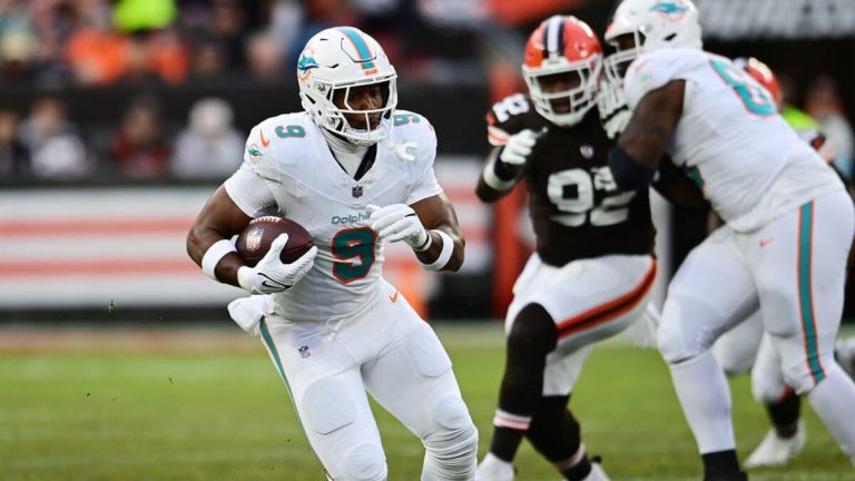 Trade Talks Emerge Between Dolphins and Steelers for Pro Bowl TE Jonnu Smith