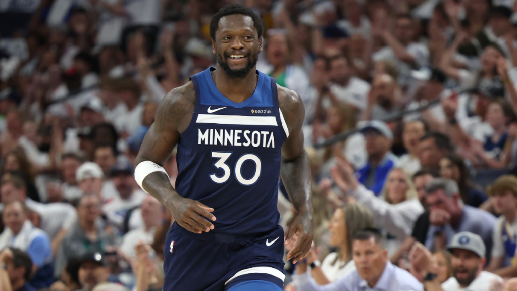 Julius Randle's Dominance in Playoffs Leaves Stephen Curry Impressed