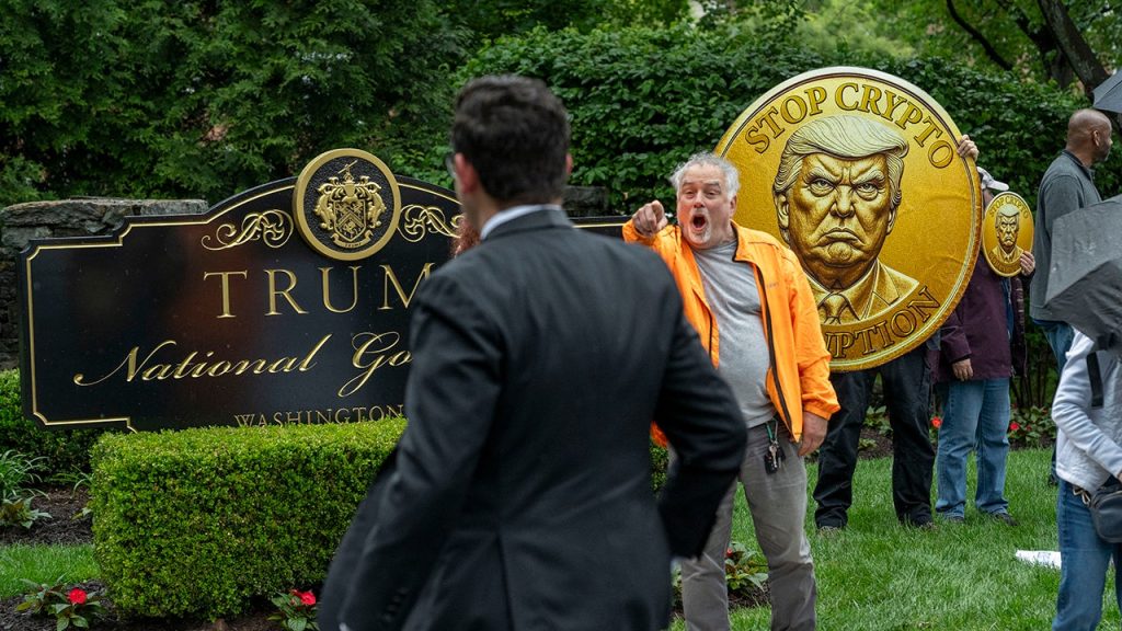 Trump Holds Exclusive Dinner for Leading Meme Coin Investors at Golf Club