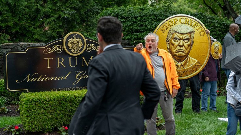 Trump Holds Exclusive Dinner for Leading Meme Coin Investors at Golf Club