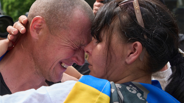 Russia and Ukraine Exchange Over 300 Prisoners Amid Intense Airstrikes