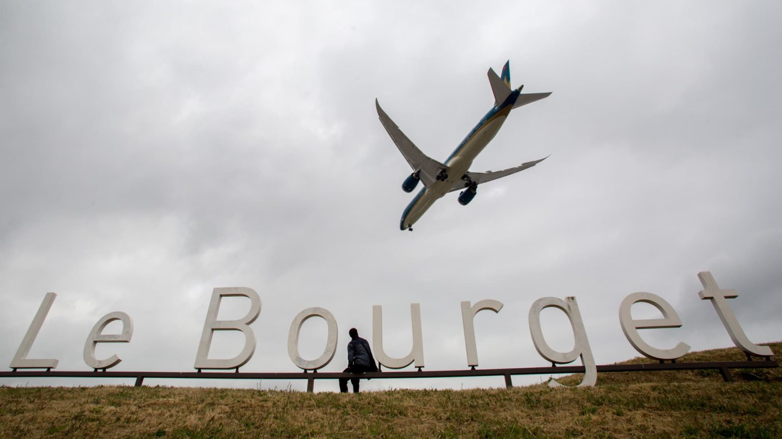 Boeing Dreamliner Crash and Military Tensions Cloud Paris Air Show
