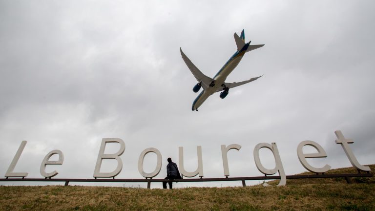 Boeing Dreamliner Crash and Military Tensions Cloud Paris Air Show