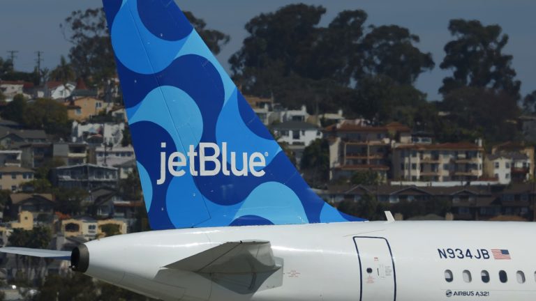 JetBlue Plans Further Flight Reductions and Cost Cuts Amid 2025 Break-Even Challenges