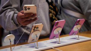 Apple Plans to Launch Folding iPhone Next Year, Analyst Predicts Homepage