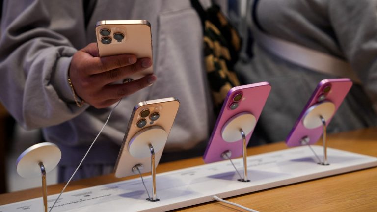 Apple Plans to Launch Folding iPhone Next Year, Analyst Predicts