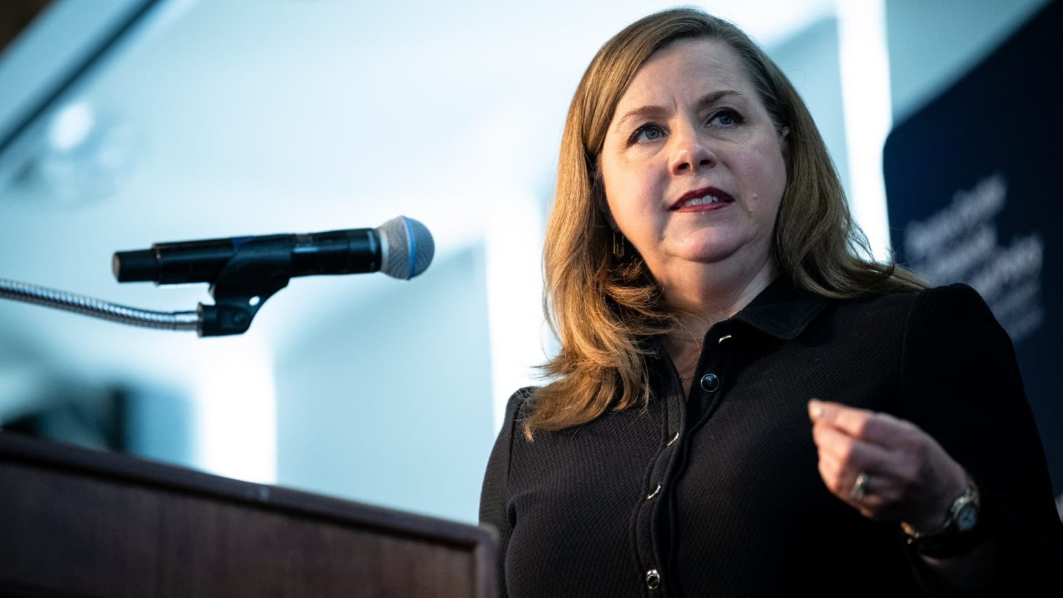 Fed Governor Supports July Rate Cut Contingent on Low Inflation