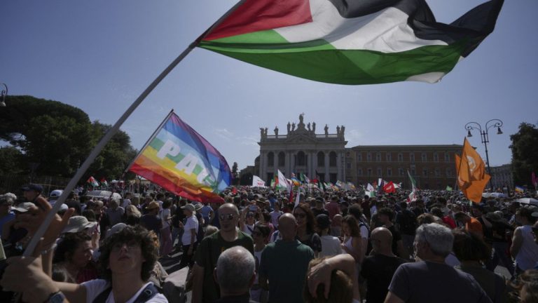 Thousands Rally in Rome to Protest Gaza Conflict