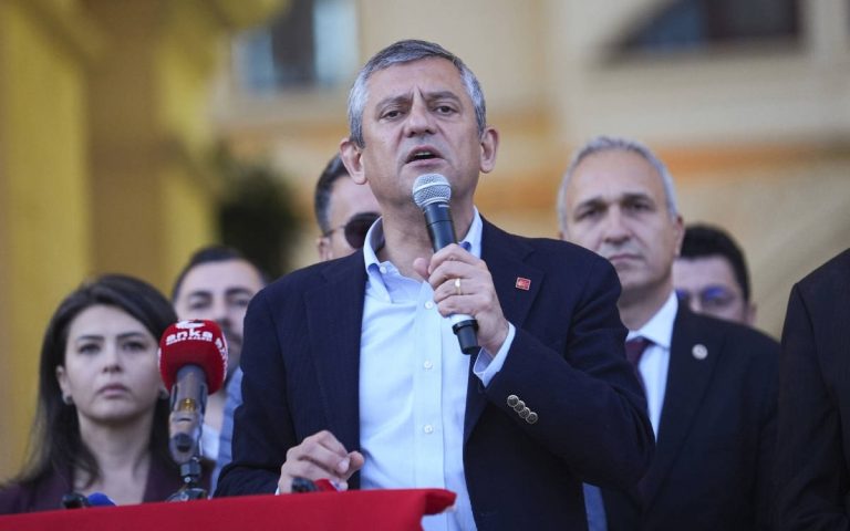 CHP Leader Supports İzmir Municipality Strike, Defends Workers' Rights