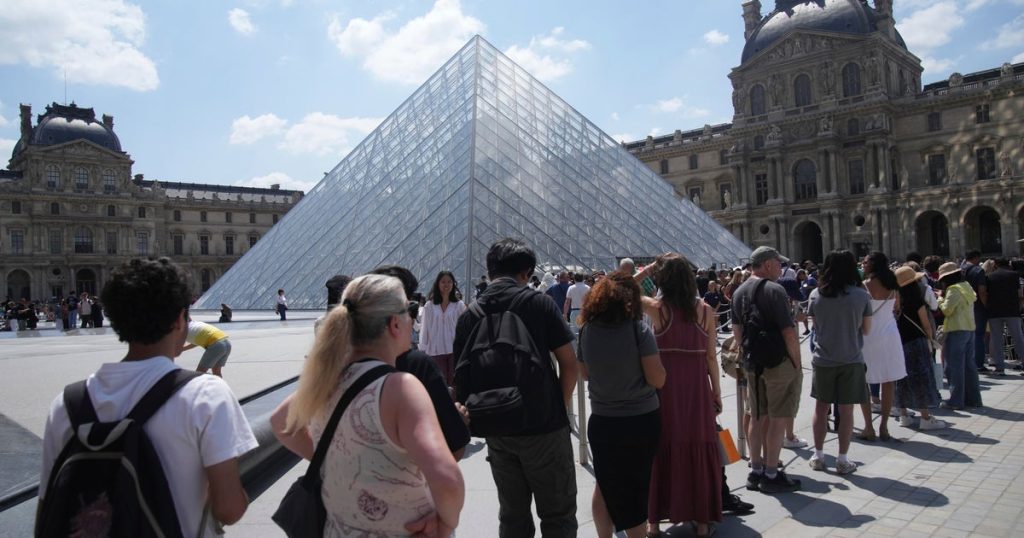 Louvre Closes Amid Staff Protests Over Working Conditions