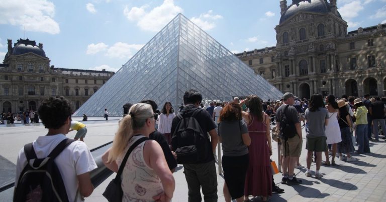 Louvre Closes Amid Staff Protests Over Working Conditions
