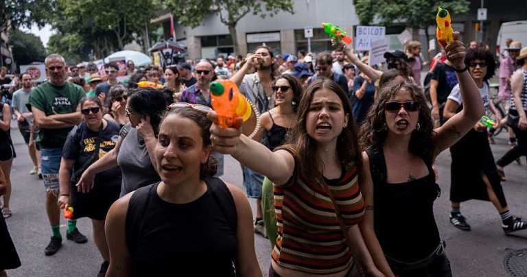 Protesters in Spain Use Water Guns to Oppose Mass Tourism and Rising Housing Costs