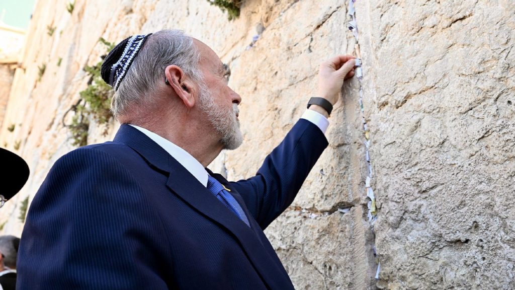 Huckabee Backs Jewish Ties to Israel with Archaeological Evidence