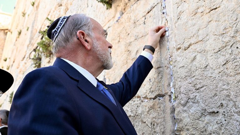 Huckabee Backs Jewish Ties to Israel with Archaeological Evidence