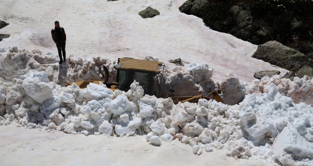 Türkiye Experiences Extreme Temperature Variations: Rize Heats Up While Snowfall Surpasses 5 Meters