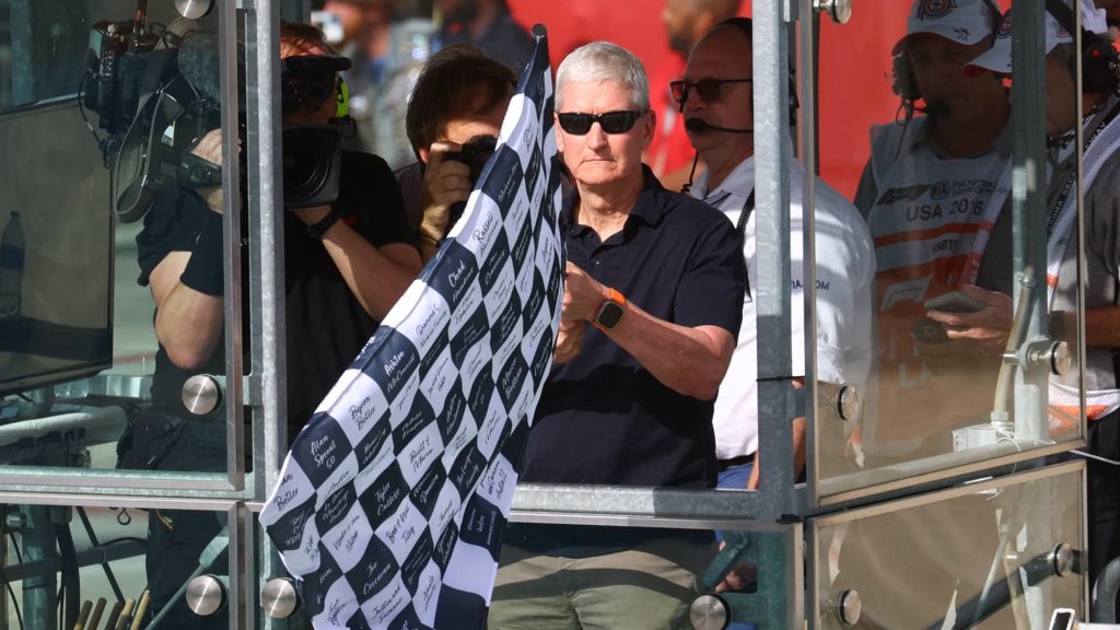 Apple's F1 Achievement Overshadowed by AI Challenges