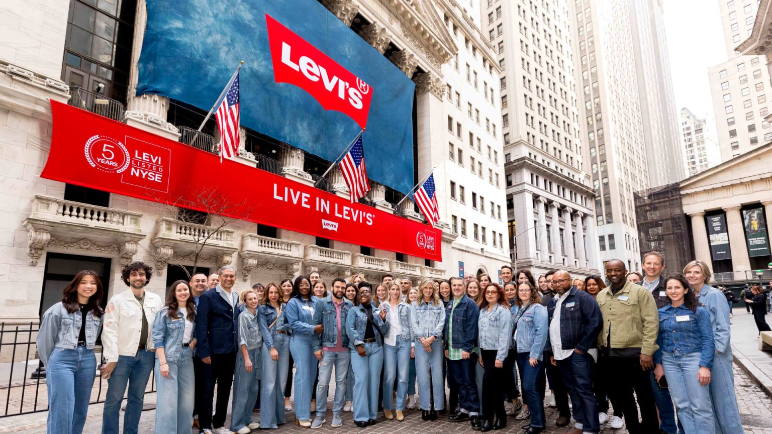 Premarket Stock Movers: Notable Changes for COIN, LEVI, and AMC Premarket Stock Movers: Notable Changes for COIN, LEVI, and AMC