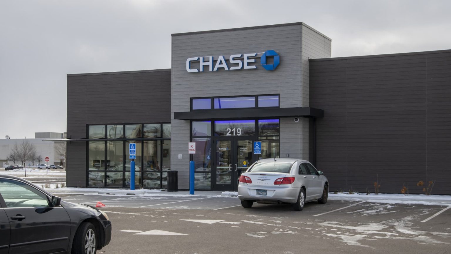 Market Update: TSLA, CNC, JPM, CAVA, and Other Key Stocks in Focus Market Update: TSLA, CNC, JPM, CAVA, and Other Key Stocks in Focus