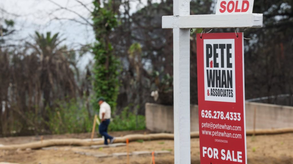 Mortgage Demand Drops 10% Amid Rising Rates and Economic Worries