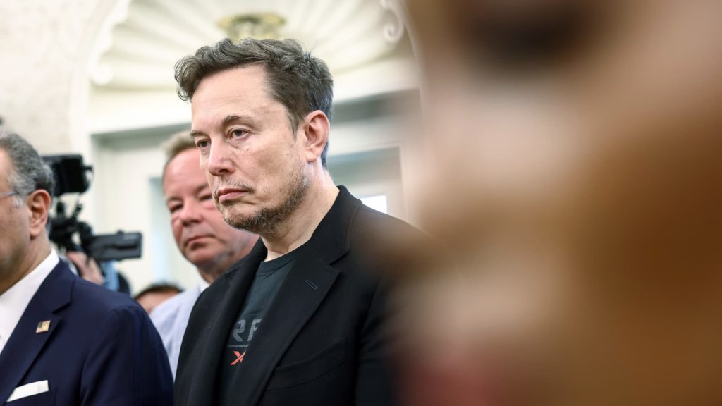 Tesla Shares Fall Amid Musk-Trump Feud Before Q2 Deliveries