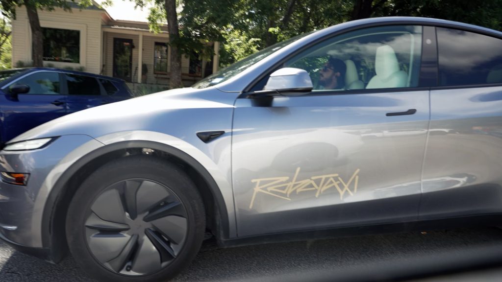 Tesla Expands Robotaxi Service to Phoenix, Competing with Waymo