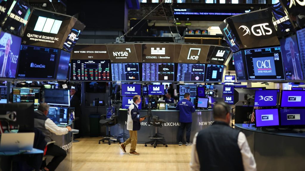 Vanguard and BlackRock Unveil Strategies for Second Half of 2025