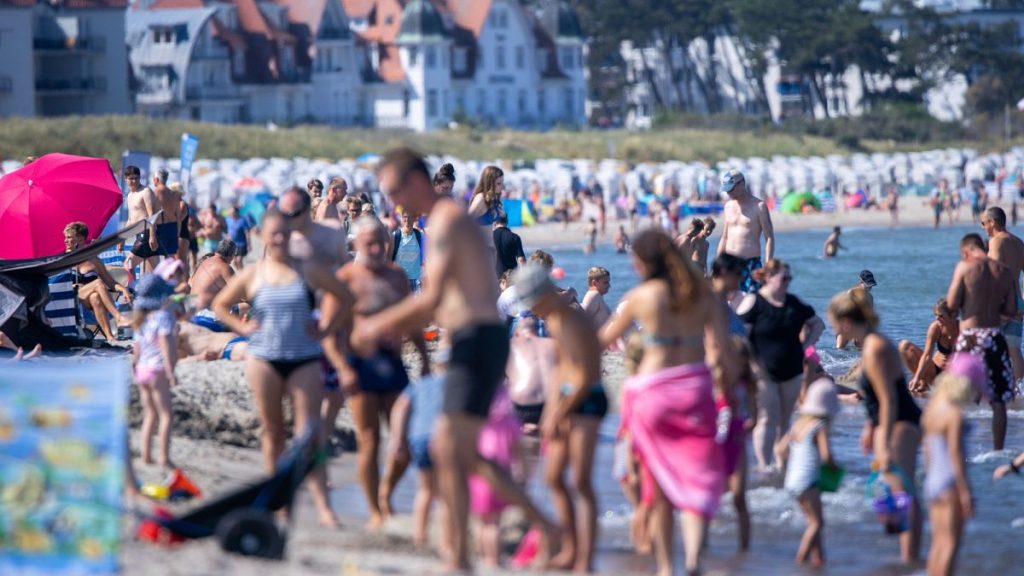European Beachgoers Warned of Bacterial Risks as Summer Heats Up