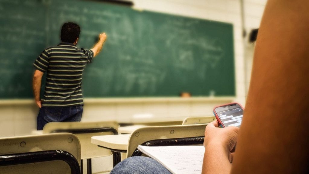 Schools Combat AI Cheating by Reverting to Pen and Paper Exams