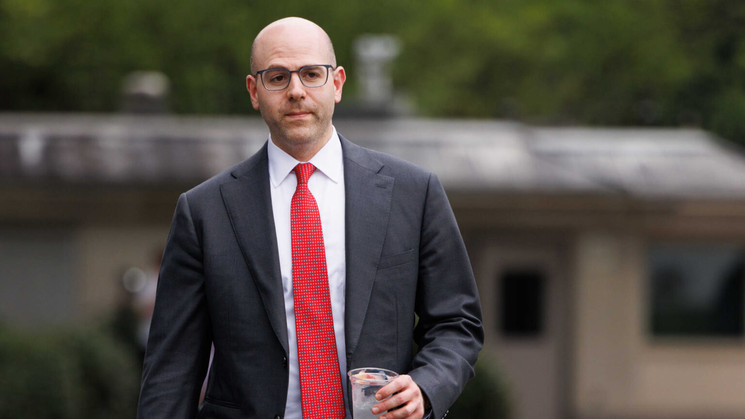 Fed Governor Advocates for Significant Key Interest Rate Reduction