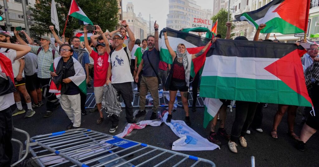 Pro-Palestinian Protests Draw Over 100,000, Disrupt Spanish Vuelta