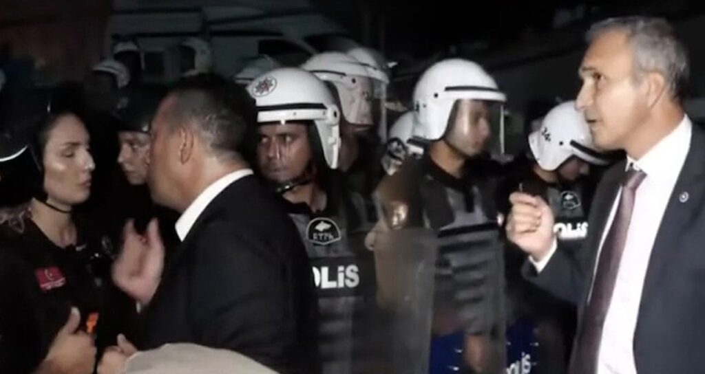 Police Blockade of Istanbul Provincial Presidency Amid CHP Tensions