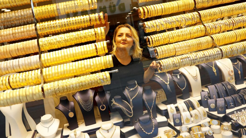 Gold Prices Surge, Prompting Warnings from Jewelry Industry