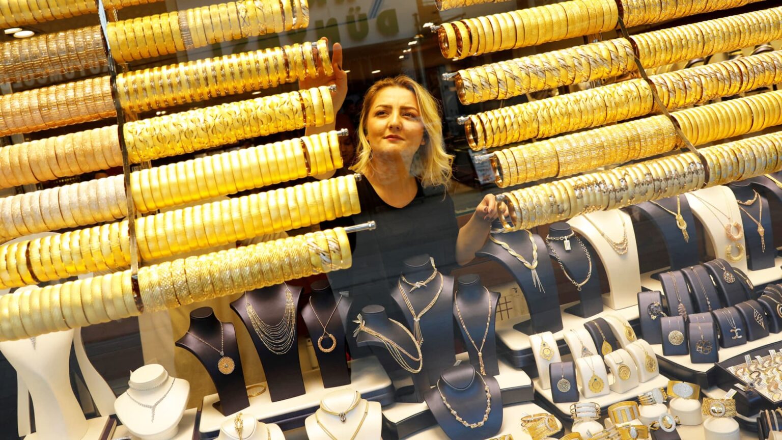 Gold Prices Surge, Prompting Warnings from Jewelry Industry Gold Prices Surge, Prompting Warnings from Jewelry Industry