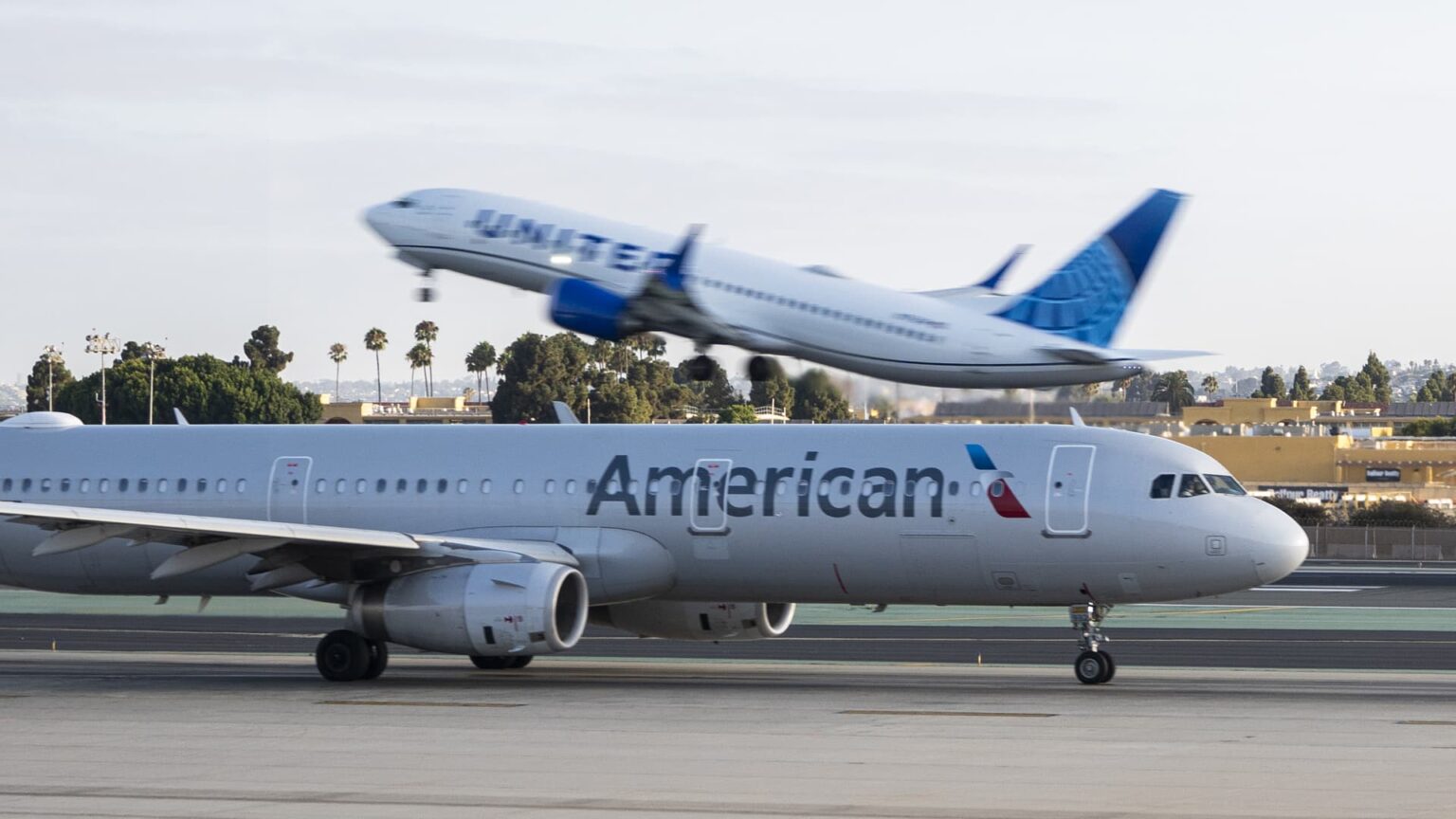 American Airlines Lags in Luxury Travel Market Behind Delta and United American Airlines Lags in Luxury Travel Market Behind Delta and United