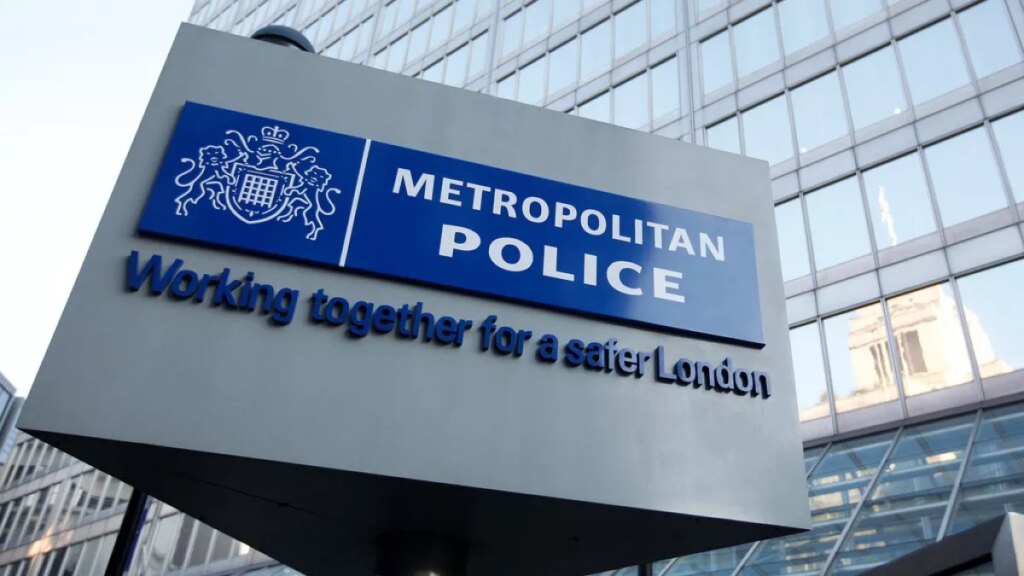 UK Police Disrupt Gang Allegedly Smuggling 40,000 Stolen Phones to China