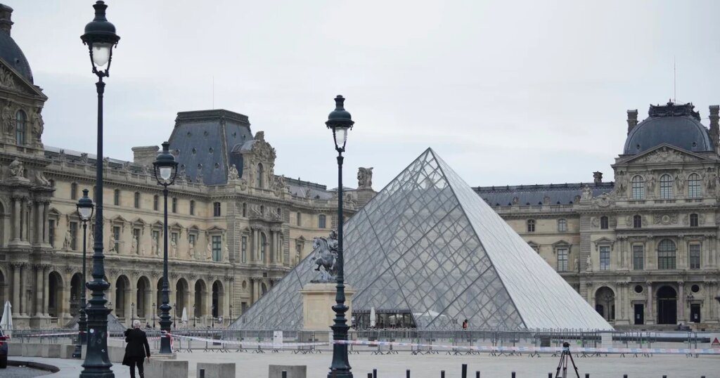 Arrests Made in Louvre Museum Crown Jewelry Heist, Prosecutor Reports Arrests Made in Louvre Museum Crown Jewelry Heist, Prosecutor Reports