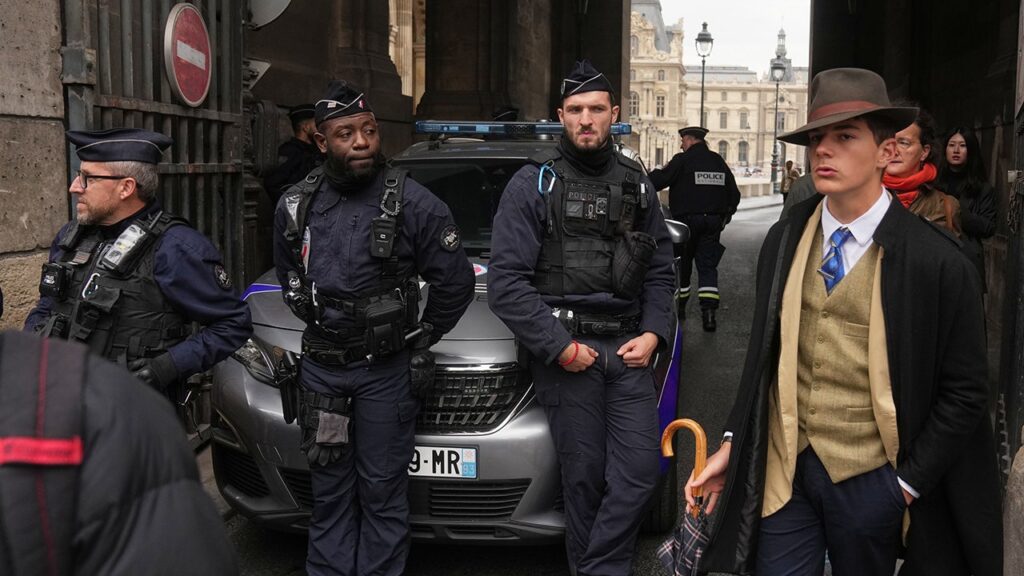 Mystery Figure in Paris Crown Jewels Heist Photo Creates Online Stir Mystery Figure in Paris Crown Jewels Heist Photo Creates Online Stir