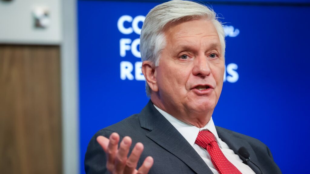 Fed Governor Waller Advocates December Rate Cut Amid Weakening Labor Market