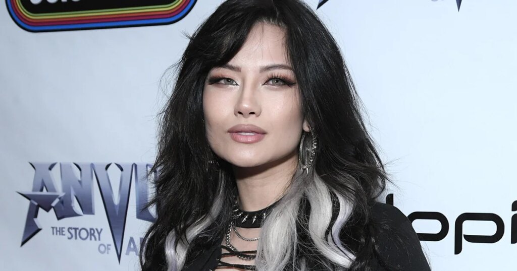 10,000 Applicants Compete for The Smashing Pumpkins' Guitarist Role: Meet the New Member.