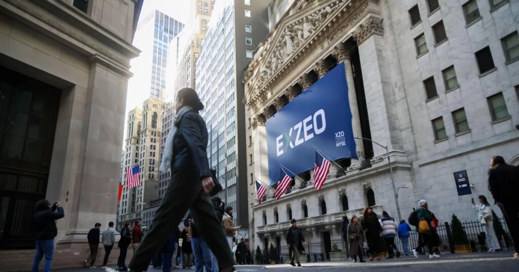 Wall Street Gains Ground, Bringing S&P 500 Near Record High