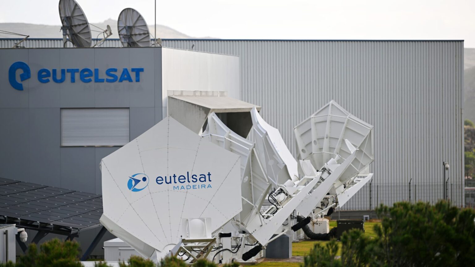 Eutelsat Shares Plummet Following Report of SoftBank Selloff
