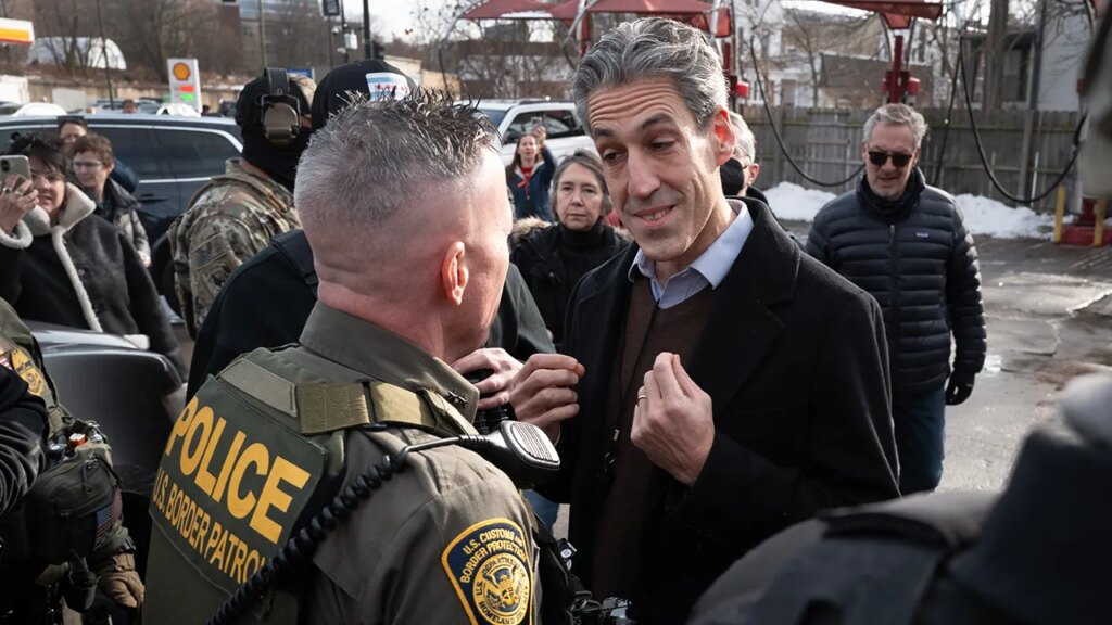 Mayor Engages in Heated Confrontation with Border Patrol Commander on Camera