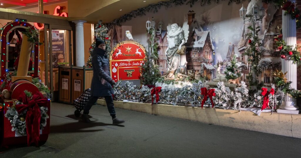 Poll Reveals Rising Holiday Costs Prompt Americans to Scale Back Celebrations Poll Reveals Rising Holiday Costs Prompt Americans to Scale Back Celebrations