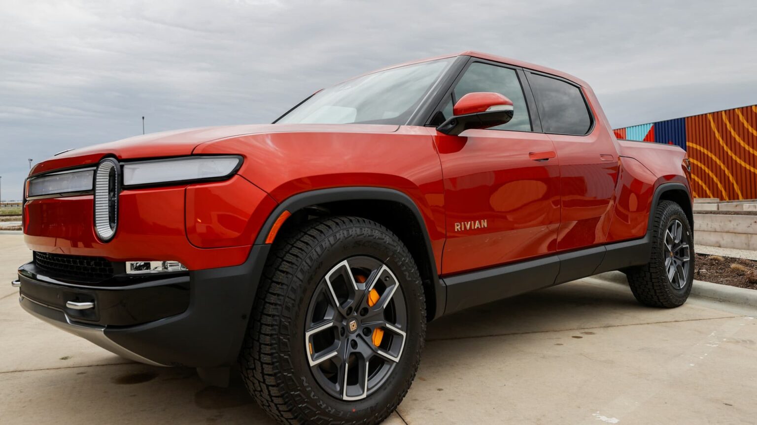 Tesla FSD and Rivian Offer Contrasting Hands-Free Driving Systems Tesla FSD and Rivian Offer Contrasting Hands-Free Driving Systems
