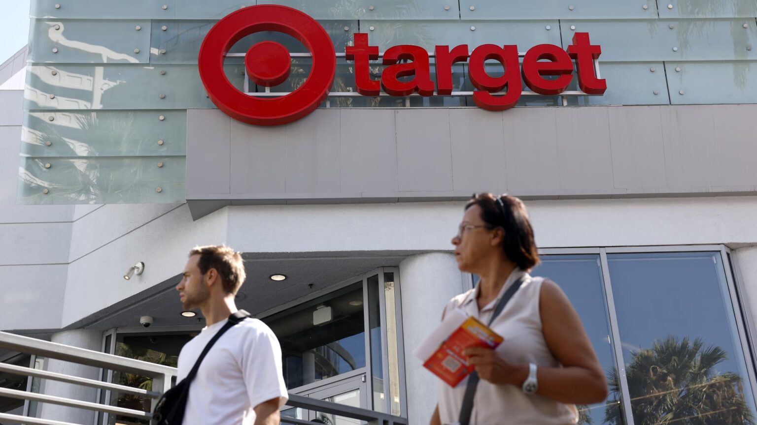 Retailers Utilize Trump Tariff Refunds to Boost Operations Retailers Utilize Trump Tariff Refunds to Boost Operations