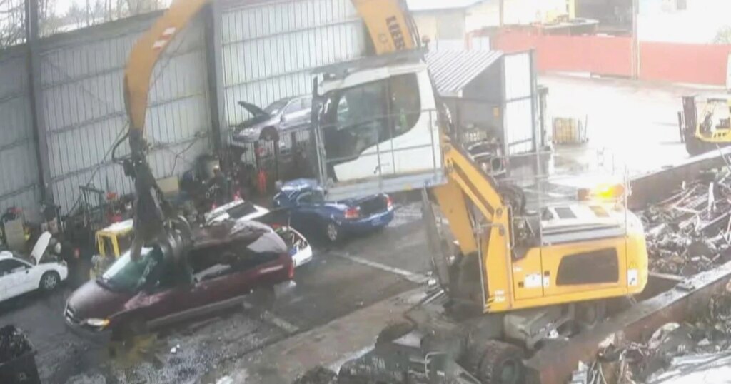 Oregon Murder Minivan Discovered at Junkyard; Police Race Against Time to Investigate Oregon Murder Minivan Discovered at Junkyard; Police Race Against Time to Investigate