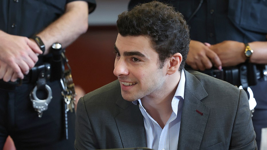 Former Prosecutor Says Mangione Livestream Bid Could Pressure Jurors Former Prosecutor Says Mangione Livestream Bid Could Pressure Jurors