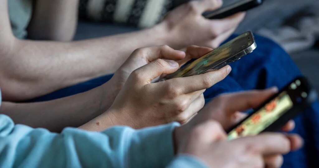 France's Constitutional Authority Overturns Social Media Ban for Children Under 15